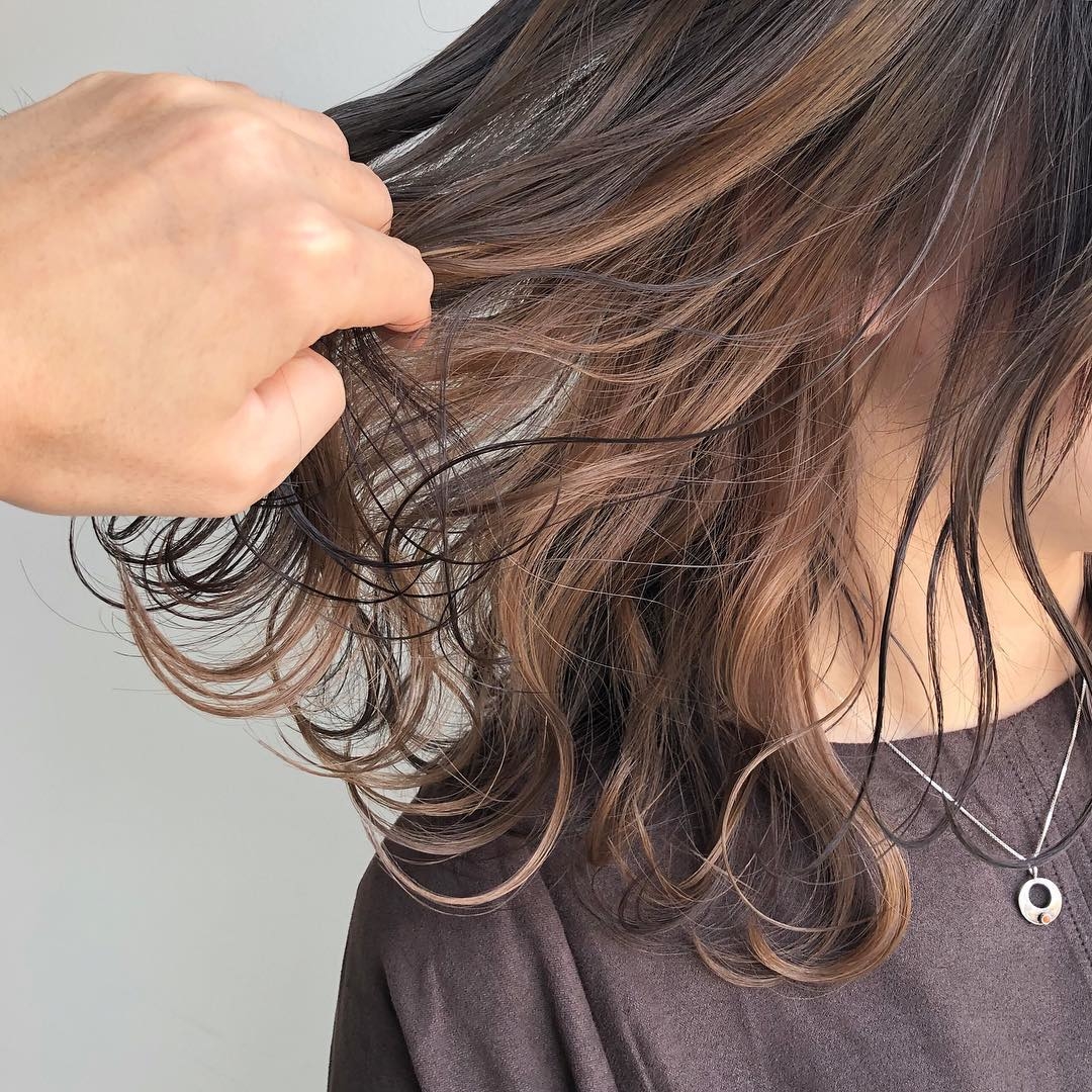 インナーカラー初心者です 少しの遊び心と 可愛いを満たすヘアカラーはコレ Mery