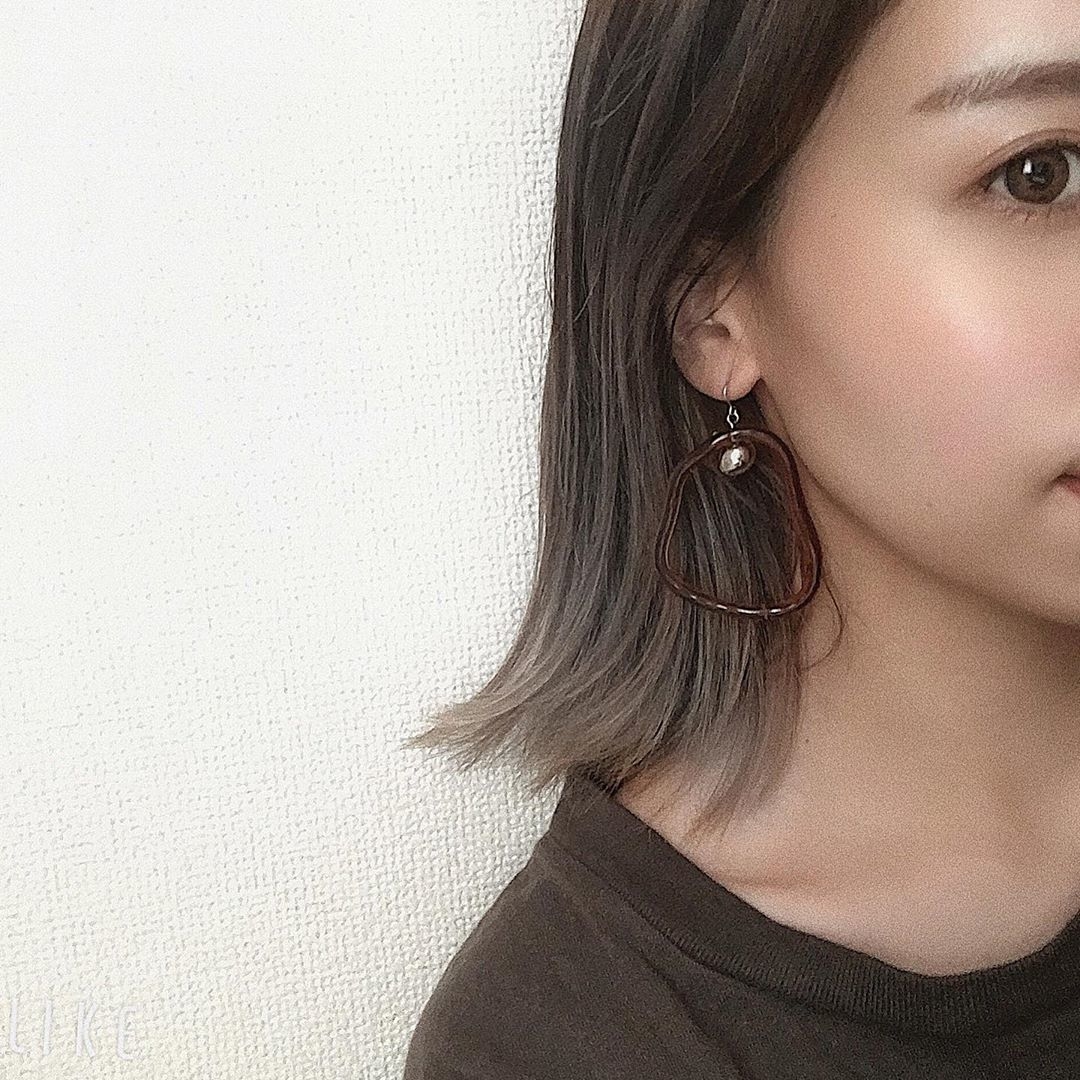 大ぶりイヤーアクセを活用して