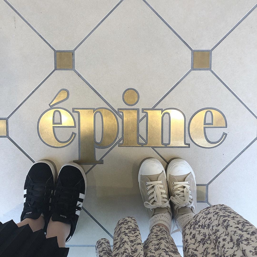 まずは「épine」ロゴで足元ショット