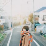 マフラーから顔を出す髪が魅力的だ。美しいツヤを演出するために必要なアイテム選