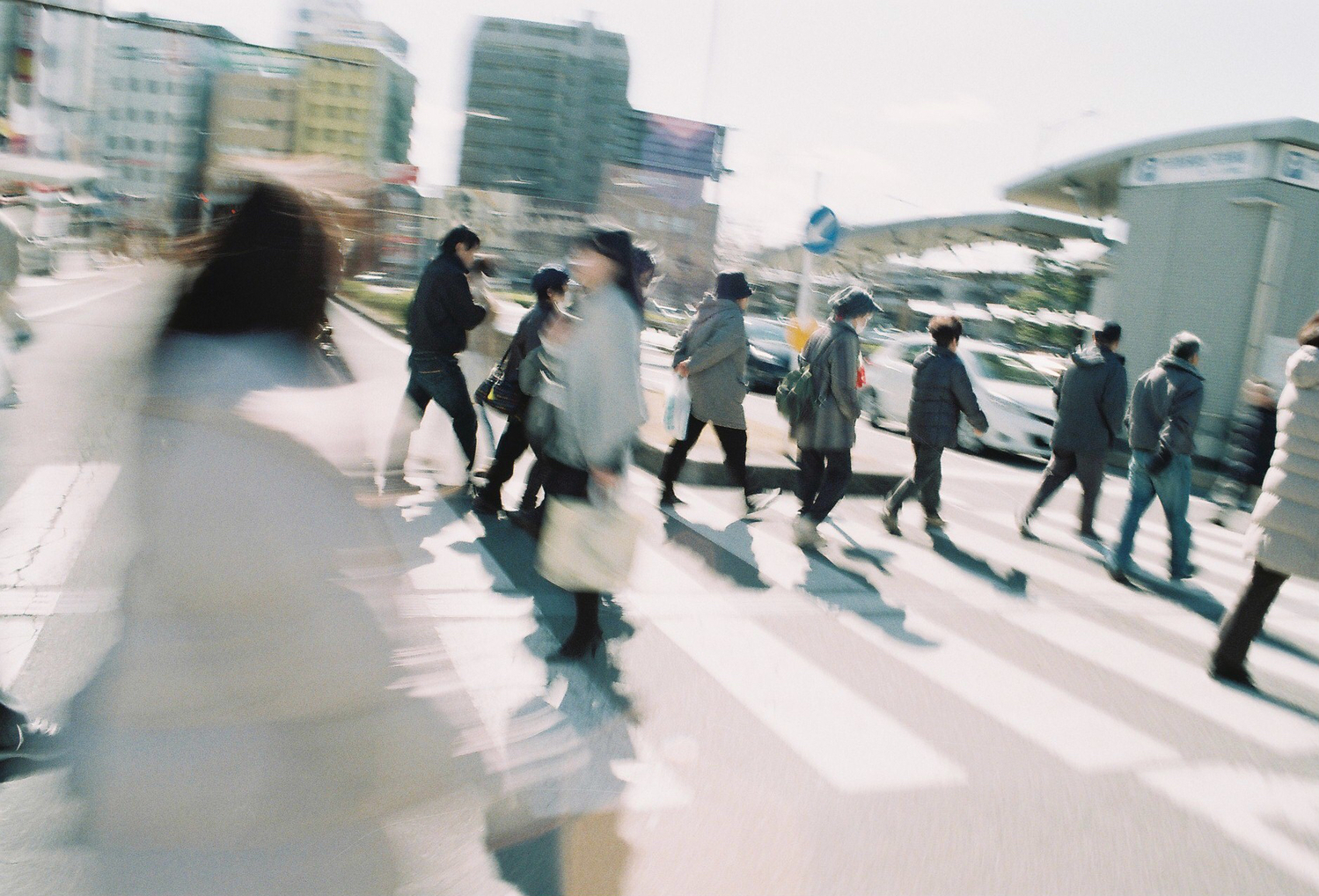 デート中、人混みではぐれてしまわないように