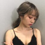 トップの毛をかき集めて結ぶのがカギ。ポニーテールが上手になるためのテクニック