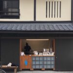 青いロゴは、この街並みによく映える。『ブルーボトルコーヒー』が京都六角に！
