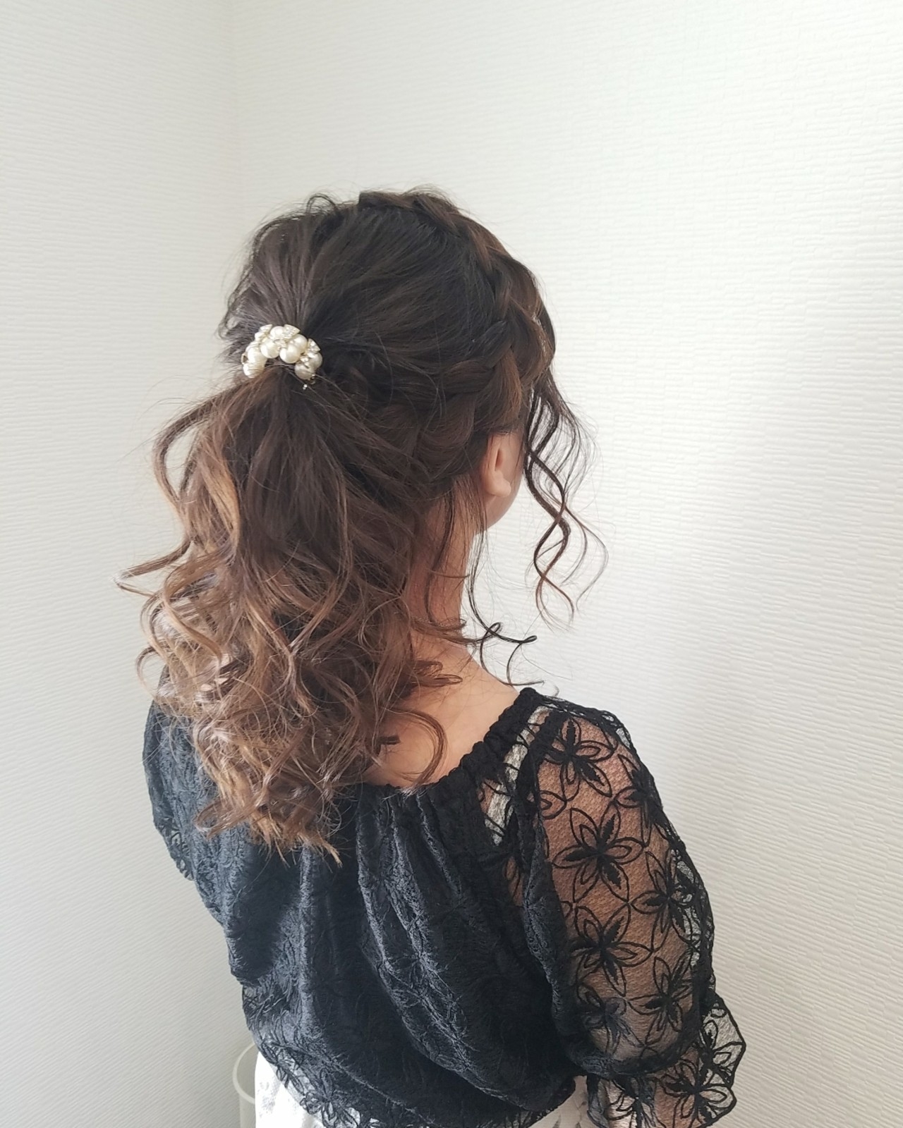 パールのヘアゴムをつけて上品な雰囲気に