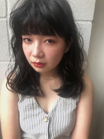 ミステリアスな印象に|黒髪×ミディアム