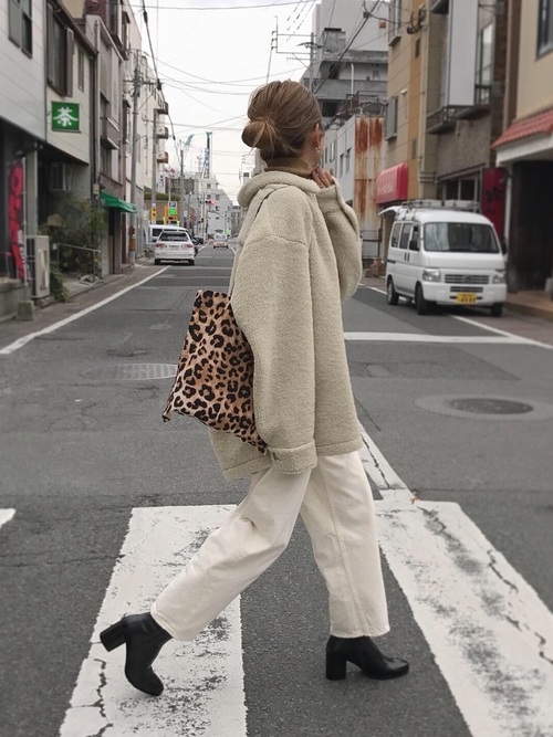 ｜白のデニムパンツでカジュアルに