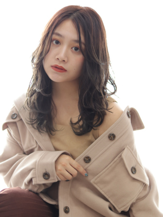センターパートで大人可愛く