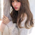 たまに見える特別感が良いんだって。耳にかけないでも可愛いヘアスタイリング方法