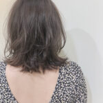 女性の後ろ姿