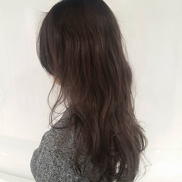 暗めスモーキーアッシュのゆるふわロング