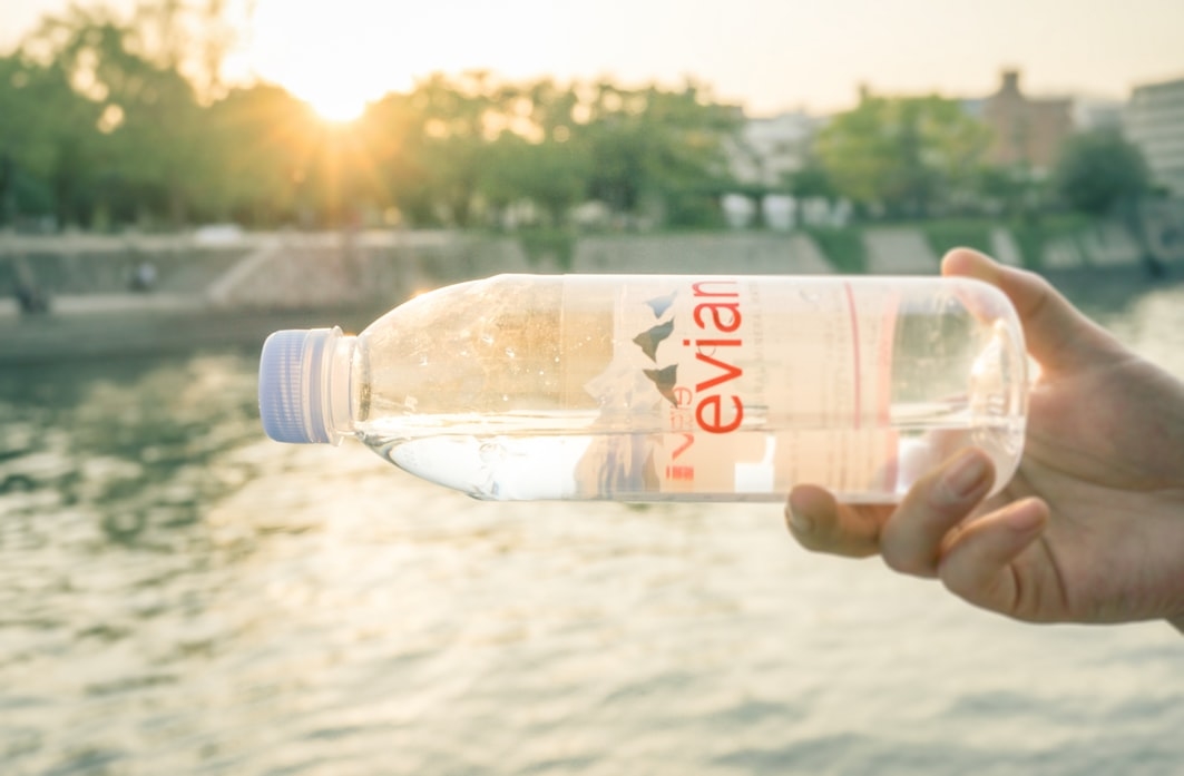 水を飲む