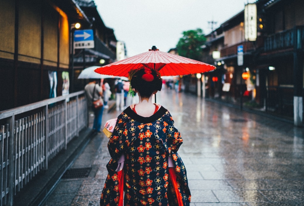 「傘かしげ」の仕草に倣って