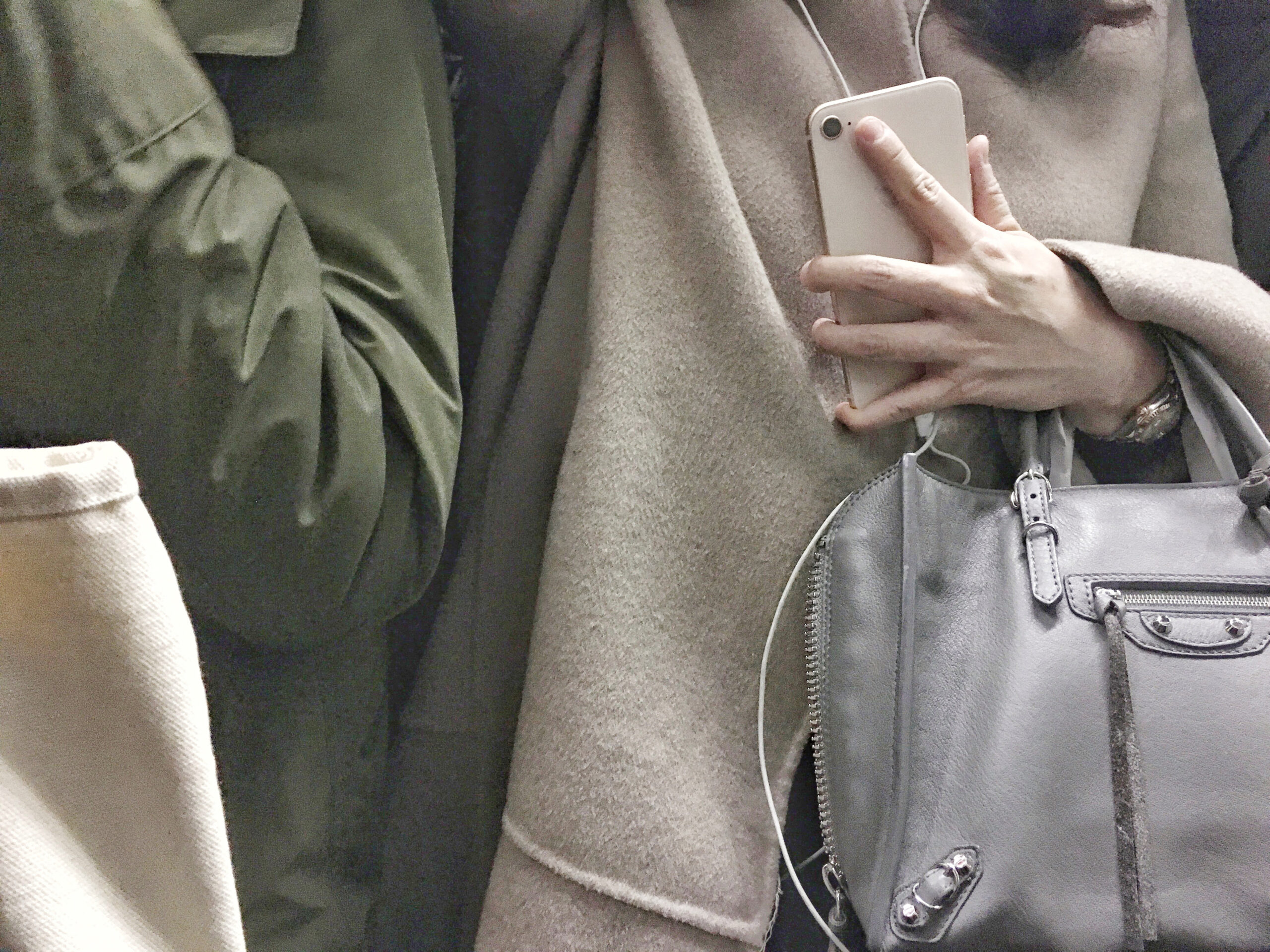 電車内でのスマホは永遠の課題