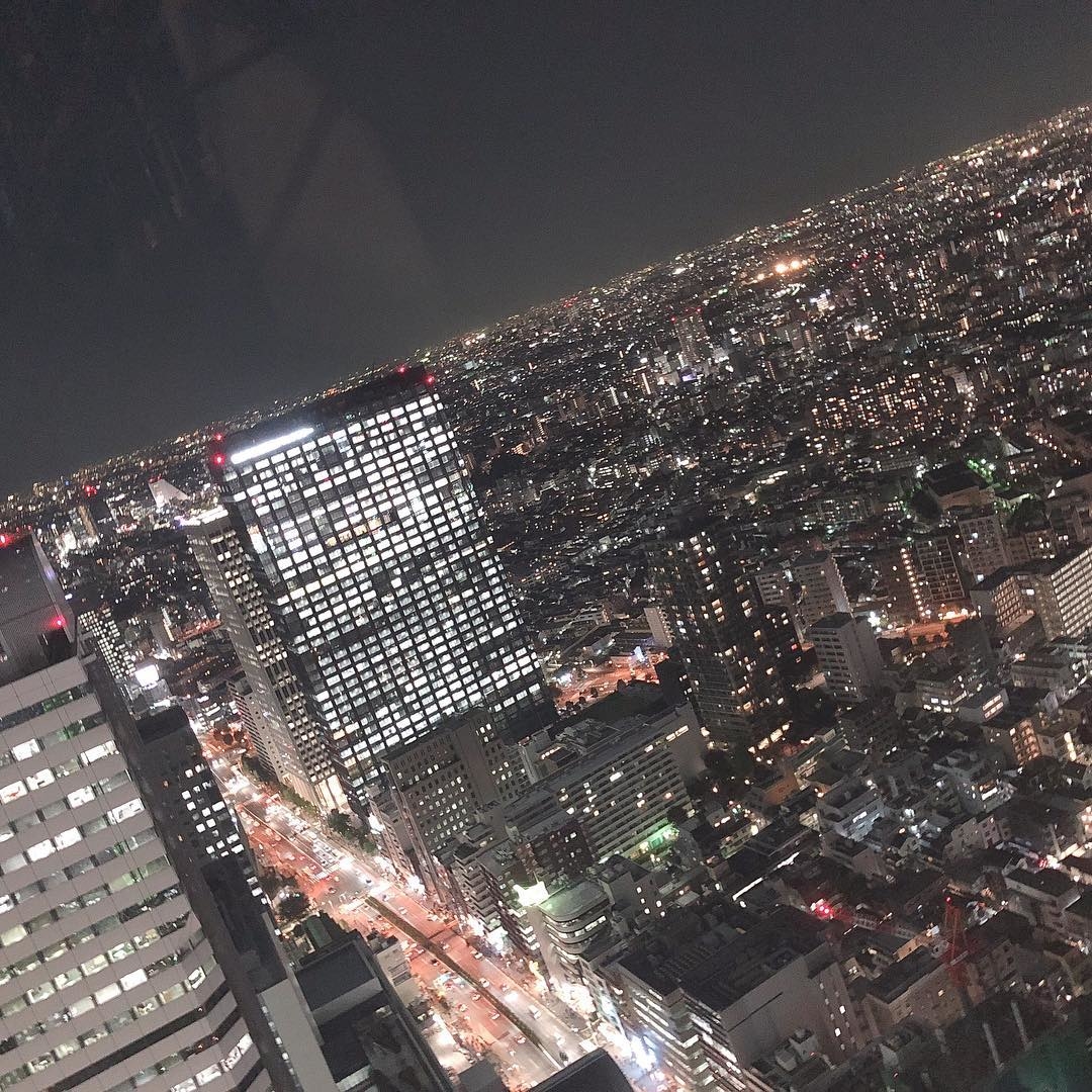  地上200mから眺める新宿の夜景｜星空の中へ