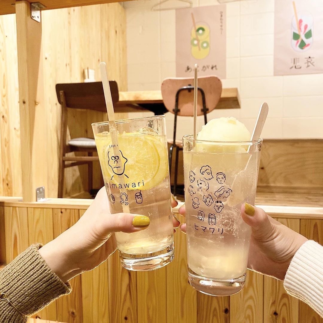 可愛いグラスを持って「ハイ！乾杯〜」