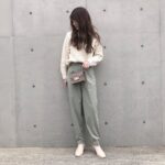 体型カバーできる春ボトムス。GUのタックコクーンシルエットパンツはマスト買い