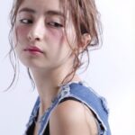 イイ女の絶対条件。魅惑のLadyは持っている、ポーチからサッとでるあるスティック