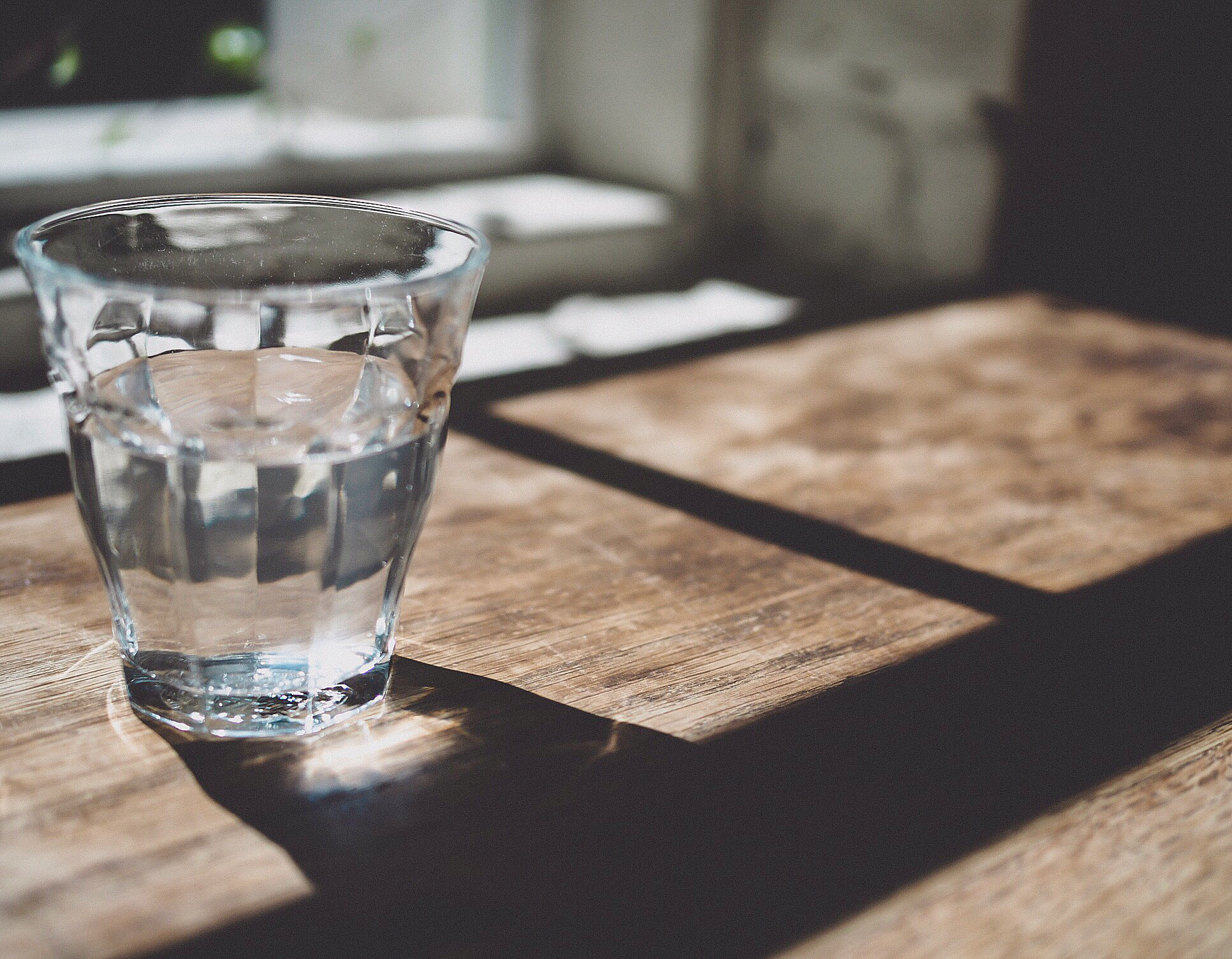 コップ1杯の白湯を飲む