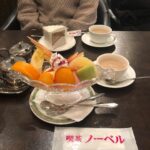 喫茶店でたくさんスイーツが載っているところ
