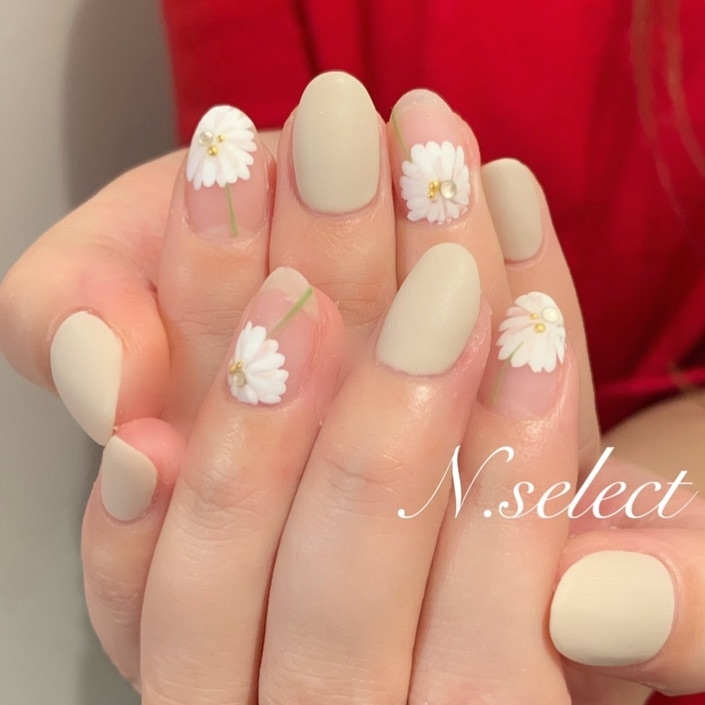 清楚な白の可愛らしいお花を指先に マーガレットネイルのおすすめデザイン集 Mery
