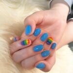 気分を上げてくれる7色の魔法。指先をレインボーで彩るカラフルな「虹ネイル」