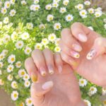 清楚な白の可愛らしいお花を指先に。マーガレットネイルのおすすめデザイン集