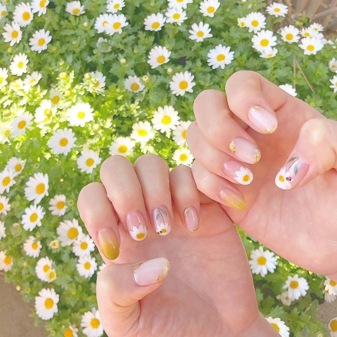 清楚な白の可愛らしいお花を指先に マーガレットネイルのおすすめデザイン集 Mery