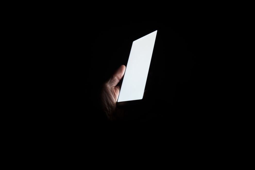 寝る1時間前にはスマホをいじらない