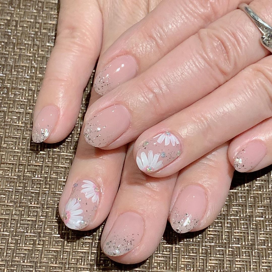 清楚な白の可愛らしいお花を指先に マーガレットネイルのおすすめデザイン集 Mery