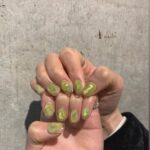 まずは手元から、大人の女性を目指したくて。‘クリアフレンチネイル’が人気って噂