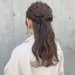 周りの髪染めラッシュにのらない私は、あえて暗めに。映える暗髪カラー3選