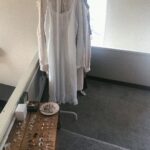 お洋服が主役のインテリア。見せる収納でウォークインクローゼットのようなお部屋に