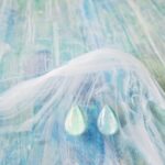 ポツポツと、風情あふれる音がする。美しい雨を閉じ込めたようなアクセサリー図鑑