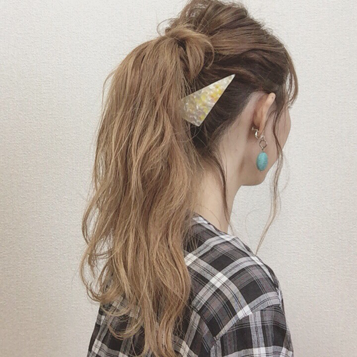 揺れた髪から見える三角バレッタがCute