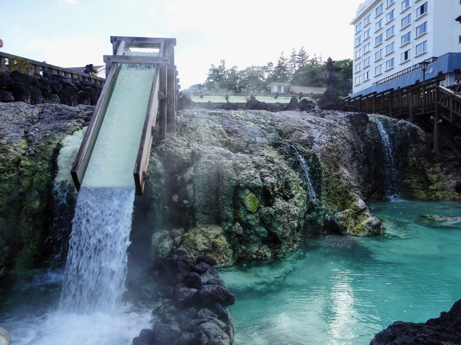 【14:00】湯畑を背景に記念写真を