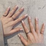 胸がキューンッとなるような、切ないカラー。乳白色ネイルで絶妙な透け感を