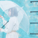 アガパンサスの季節は相合傘が似合う。愛を意味する花にちなむ、雨デートプラン