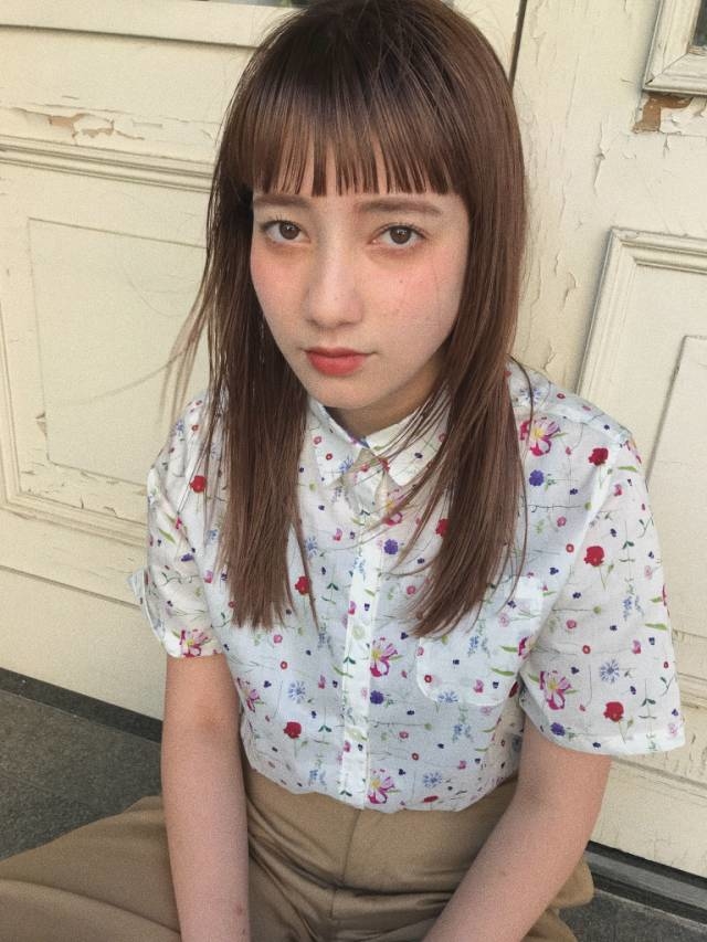 雨の日は、巻きが取れるからストレートなの