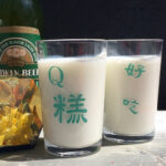 白い飲み物の入ったグラス２つ