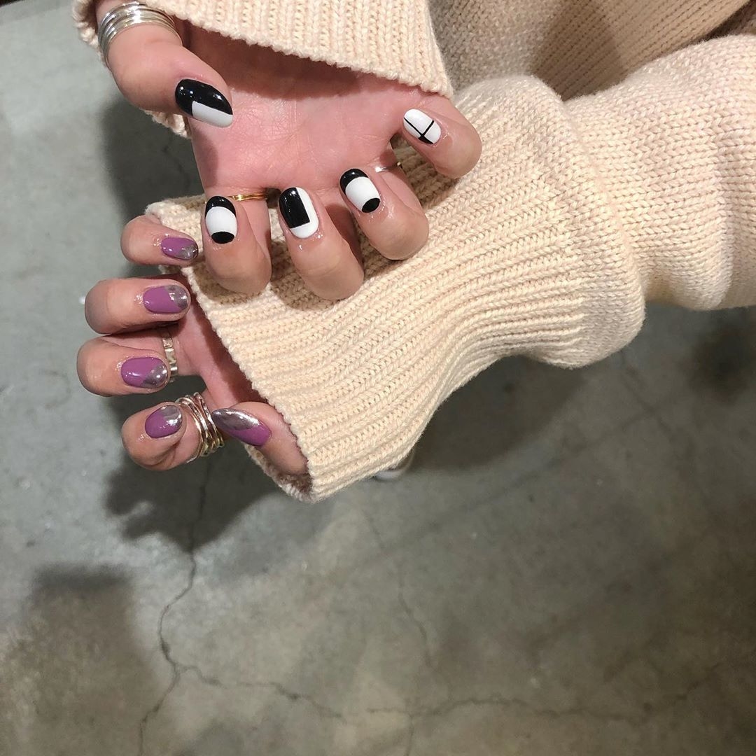 大人っぽいクールな雰囲気はモノトーンネイルで キリッとした印象は指先から Mery