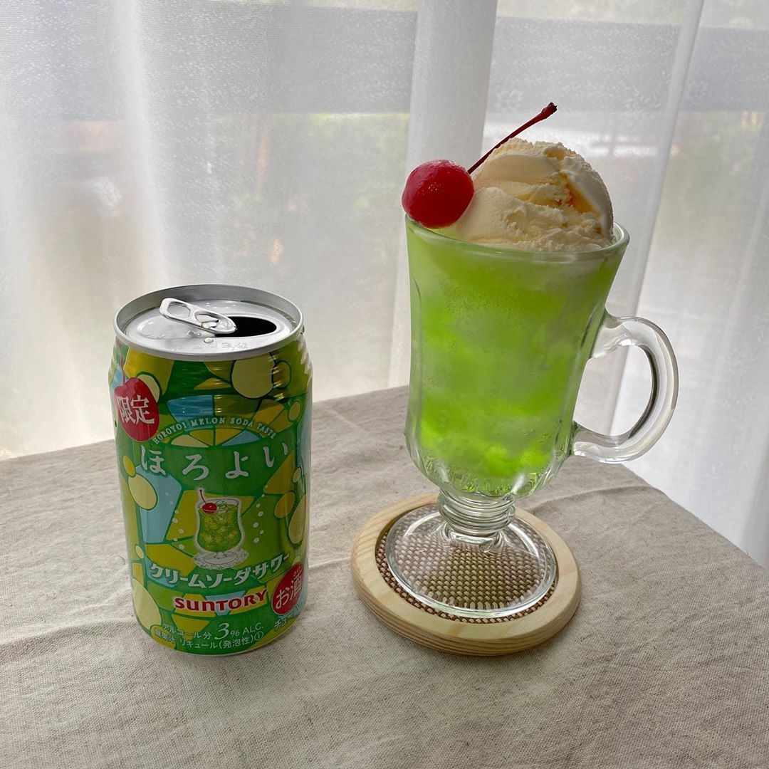 アイスを乗せてクリームソーダに