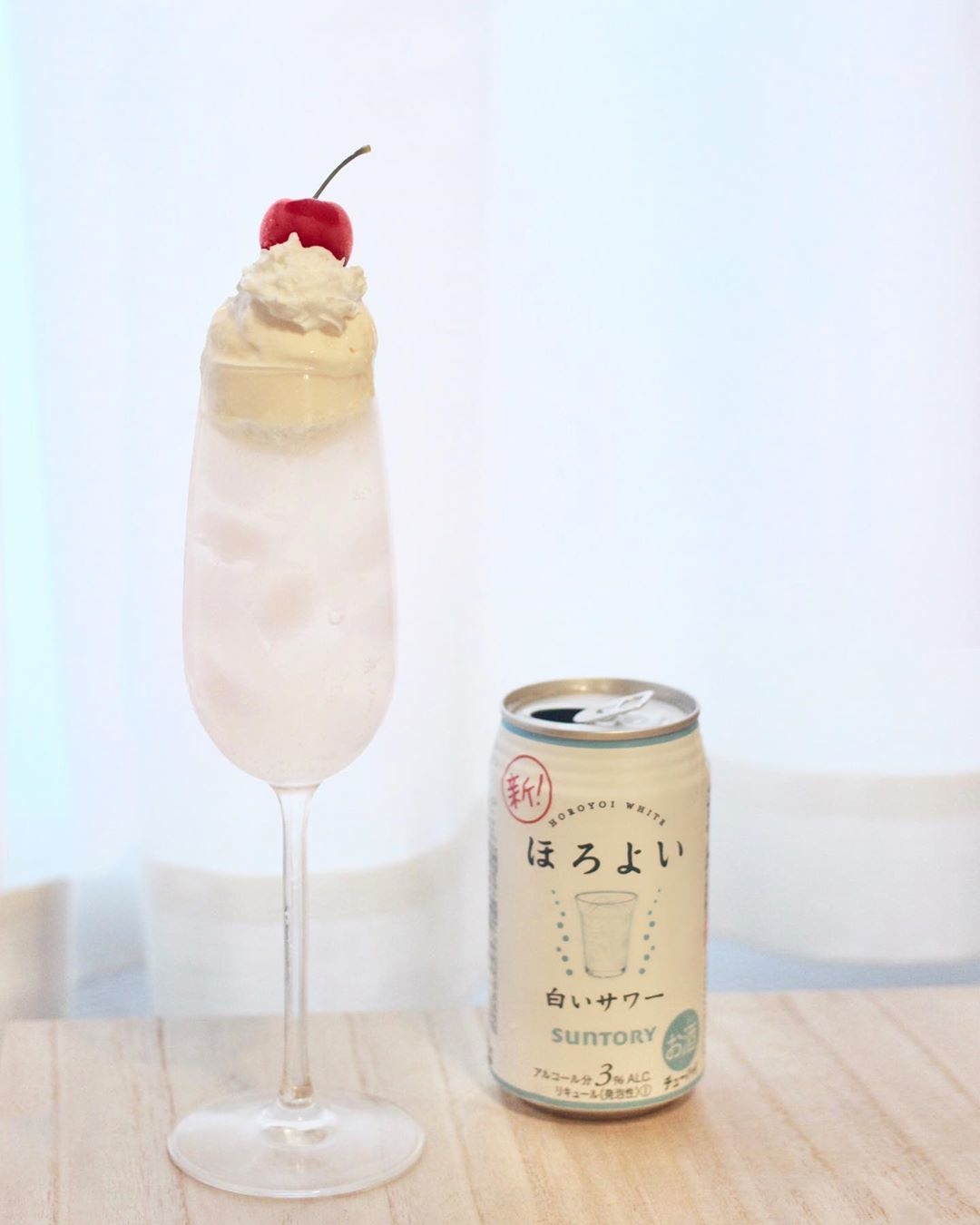 白いサワーはアイスとホイップクリームを乗せて