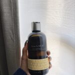 TAANのスキンケアアイテムを持っている女性