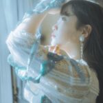 狐の嫁入りは透明感アピールの絶好の機会。自然光と水滴を生かしたお天気雨メイク
