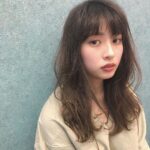 純真で、人目を引く美しさ。シンプルコーデを格上げする3つのキーポイント