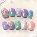 キラキラ輝く海と鱗と貝殻。3つのネイルデザインでつくるマーメイドの世界。