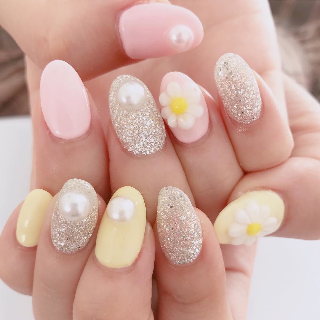 清楚な白の可愛らしいお花を指先に マーガレットネイルのおすすめデザイン集 Mery