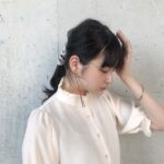 うつむく女性の横顔