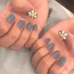 みんなの視線を独り占め♡花びらちりばめデイジーネイルで、指先も衣替えしましょ