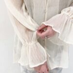 気温に合わせてスタイルchange！変幻自在な定番白ブラウスの着回し6選
